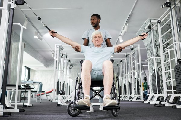 Quels exercices de physiothérapie recommander pour les blessures sportives spécifiques au tennis ?